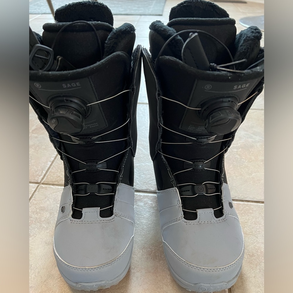 2023 Ride Women’s Sage Snowboard boots - size 8